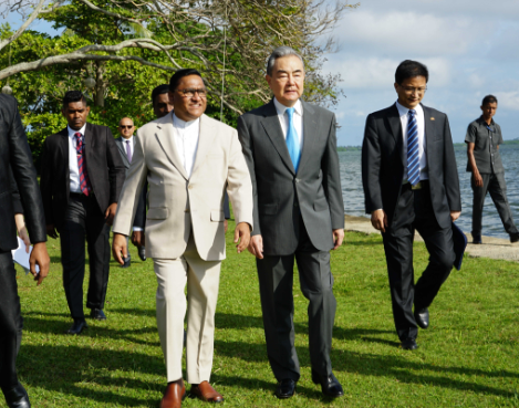 王毅会见斯里兰卡外长赫拉特